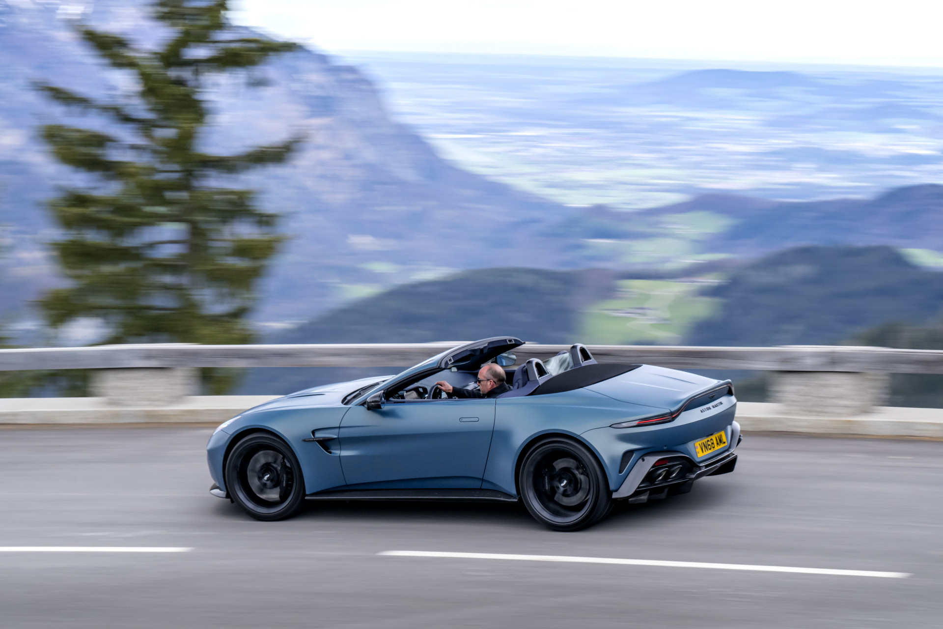 Review Aston Martin Vantage Roadster