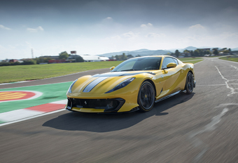 Review 2022 Ferrari 812 Competizione - Test AutoGids